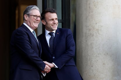 El presidente francés, Emmanuel Macron, saluda al primer ministro del Reino Unido, Keir Starmer, al inicio de la cumbre de este lunes.