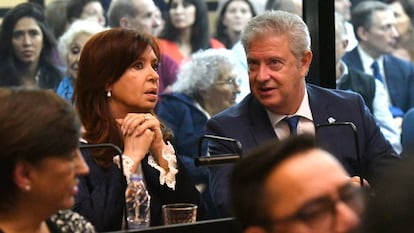 A ex-presidenta Cristina Kirchner, sentada ao lado de seu advogado.