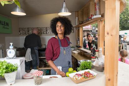 Lo de Lemlem es para nota: el afrotaco. Una creación de inspiración eritrea que consiste en el tradicional pan plano inyera relleno de pollo o cordero, ensalada, chile y encurtidos caseros, todo enrollado como un esponjoso taco. Servido desde un puesto inspirado en un garaje modernista de Asmara, la capital eritrea.