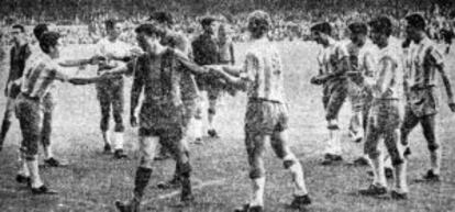 Los futbolistas del Espanyol hacen el pasillo a los del Barça. En primer plano, Kubala saluda a un jugador azulgrana.