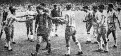 Los futbolistas del Espanyol hacen el pasillo a los del Barça. En primer plano, Kubala saluda a un jugador azulgrana.