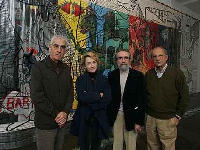 De izquierda a derecha: Antoni Mercader, Soledad Sevilla, Isidoro Valcárcel Medina y Pere Portabella, ante la obra <i>'Guernika</i>' (1992), del colectivo Juan del Campo.