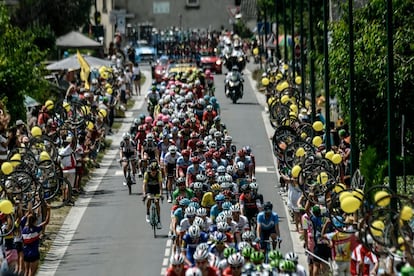 Decenas de ciclistas levantan ruedas de bicicletas en homenaje a los corredores del Tour de Francia durante la cuarta etapa entre las localidades de La Baule y Sarzeau, el 10 de julio de 2018.