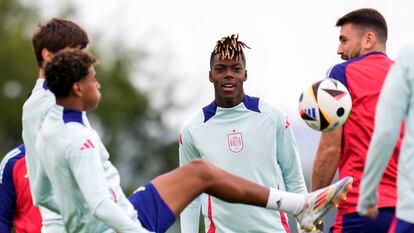 Spain's Nico Williams, center, takes part in a training with his teammates session ahead of Friday's Euro 2024, quarter final soccer match against Germany in Donaueschingen, Germany, Thursday, July 4, 2024. (AP Photo/Manu Fernandez)