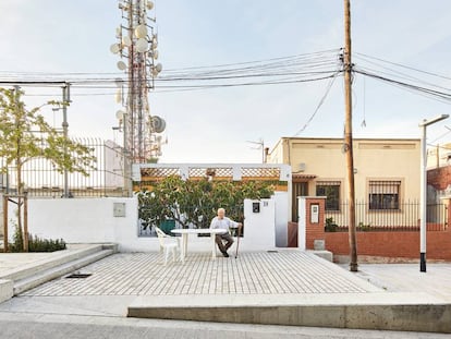 Un hombre espera sentado en la puerta de su casa-barraca, en 'su' espacio de la calle Marià Labèrnia. |