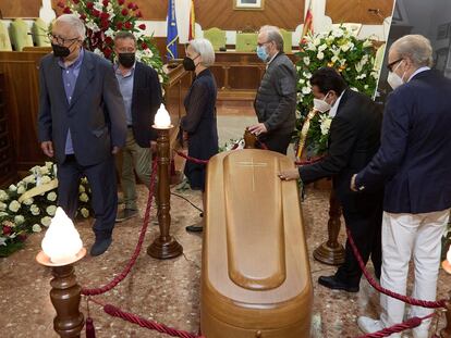 El Ayuntamiento de Oliva ha abierto este sábado la capilla ardiente con los restos mortales del poeta Francisco Brines.