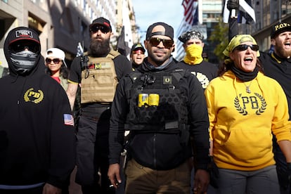 Miembros del grupo Proud Boys, en una manifestación a favor de Trump en noviembre.