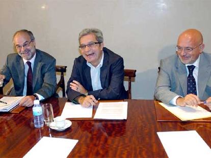 De izquierda a derecha, los consejeros de la Generalitat Antoni Castells (PSC), Joan Saura (ICV) y Josep Huguet (ERC), ayer en Barcelona.