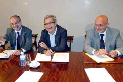 De izquierda a derecha, los consejeros de la Generalitat Antoni Castells (PSC), Joan Saura (ICV) y Josep Huguet (ERC), ayer en Barcelona.