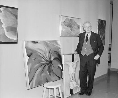 Alfred Stieglitz visita una exposición de Georgia O’Keeffe, en 1936.