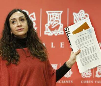 La diputada de Compromís Isaura Navarro muestra la denuncia.