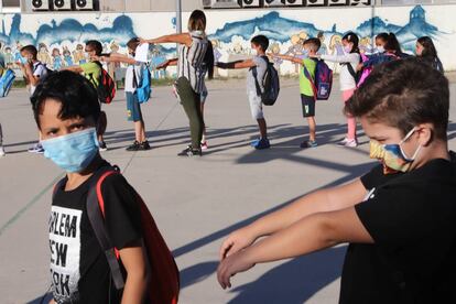 Estudiantes y profesores en el Colegio Público El Valles el día del regreso a las aulas.