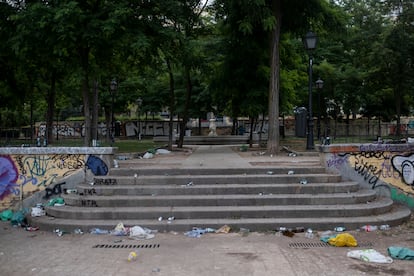 Basura acumulada en el parque de las Vistillas, después del botellón del pasado 20 de junio.