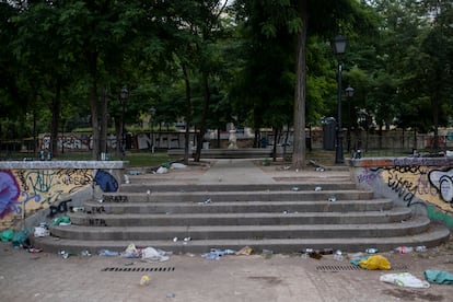 Basura acumulada en el parque de las Vistillas, después del botellón del pasado 20 de junio. 