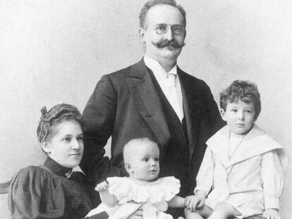 Pauline y Emil Benjamin con Walter, tres años, y Georg, seis meses, principios de 1896.