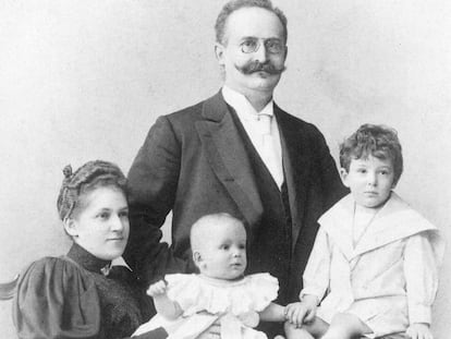 Pauline y Emil Benjamin con Walter, tres años, y Georg, seis meses, principios de 1896.