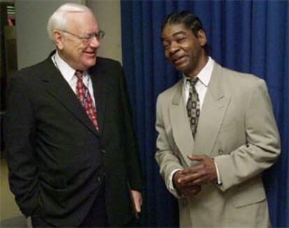 George Ryan (izquierda), junto a Anthony Porter, un condenado a muerte que pudo demostrar su inocencia en 1999.
