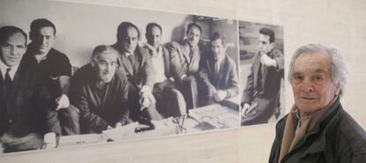 José Antonio Sistiaga junto a una foto del grupo Gaur.