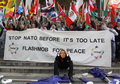 Un activista luce una máscara del secretario general de la OTAN, Anders Fogh Rasmussen, durante una protesta contra la cumbre de la OTAN.