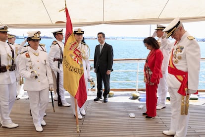 Robles fue recibida a bordo de la embarcación por el comandante, Luis Carreras-Presas do Campo, y el almirante general jefe del Estado Mayor de la Armada (AJEMA), Antonio Piñeiro, y se realizaron honores de ordenanza, antes de que diese comienzo la jura de bandera.
