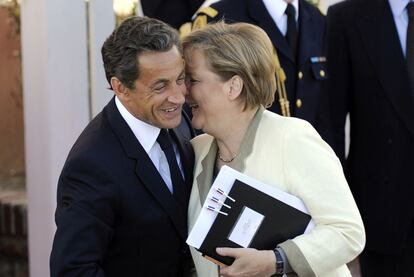 Cari?osa despedida entre Angela Merkel y Nicolas Sarkozy, tras un almuerzo en Deauville (Francia) el 27 de mayo de 2011.