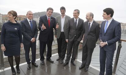 El congresista estadounidense John Garamendi (con corbata roja) y el director del Folklife Festival de Washintong, Michael Atwood Mason, junto a la consejera Arantza Tapia y los tres diputados generales.