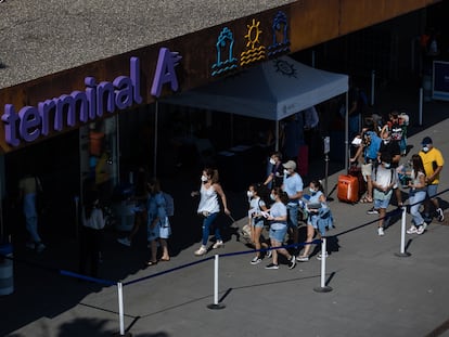 Grupos de turistas a su llegada al puerto de Barcelona, el 26 de junio.