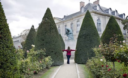 Una turista posa en los jardines del Museo Rodin de París en septiembre de 2015. 