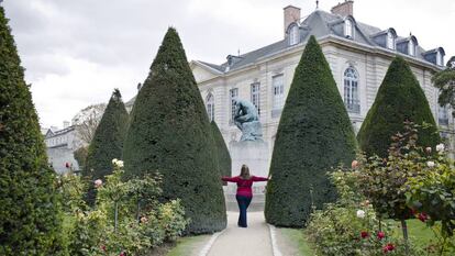 Una turista posa en los jardines del Museo Rodin de París en septiembre de 2015. 