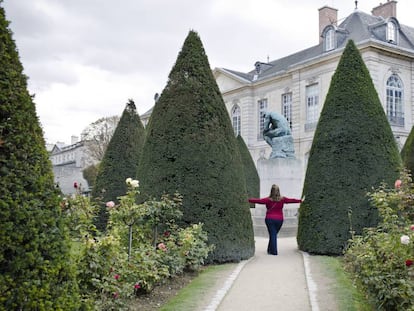 Una turista posa en los jardines del Museo Rodin de París en septiembre de 2015. 