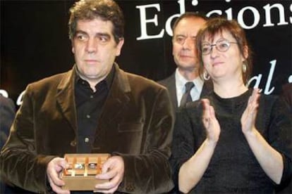 Eduardo Lago, ganador del Premio Nadal, junto a la finalista, Marta Sanz, anoche en el hotel Ritz de Barcelona.