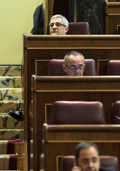 El coordinador general de IU, Gaspar Llamazares, sigue la sesión desde su escaño.