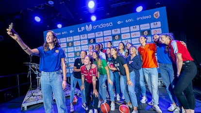 Las representantes de los 16 equipos de la Liga Femenina Endesa en el acto de presentación, el pasado 18 de septiembre en el Wizink Center (Madrid).