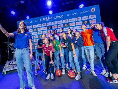 Las representantes de los 16 equipos de la Liga Femenina Endesa en el acto de presentación, el pasado 18 de septiembre en el Wizink Center (Madrid).