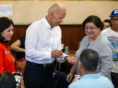 Joe Biden recibe un rosario durante una visita a Los Ángeles en 2019.