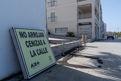 Cartel expuesto en el Puerto de Naos el día 27.