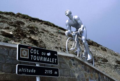 Estatua de un ciclista en el Tourmalet, Pirineos, uno de los puertos de montaña emblemáticos del Tour de Francia.