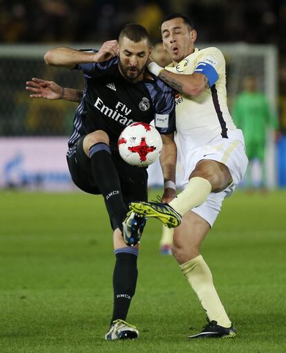 Karim Benzema, del Real Madrid, pelea con el jugador del Club América Rubens Sambueza durante el partido.