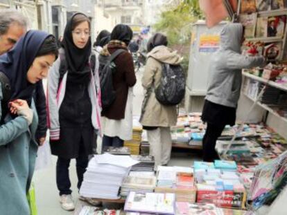 Un grupo de iran&iacute;es leen las noticias sobre el acuerdo nuclear, el pasado noviembre en un kiosco de Teher&aacute;n. 