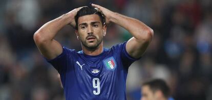 Pellè se lamenta durante el partido contra España.