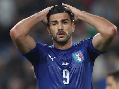 Pellè se lamenta durante el partido contra España.