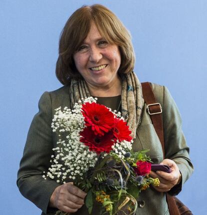 Svetlana Alexievich durante a entrevista coletiva em Berlim.