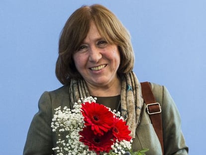 Svetlana Alexiévich, en la conferencia de prensa, ayer en Berlín.