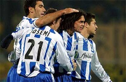 Josemi, Fernando Sanz, Manu y Valcarce celebran el gol de la victoria.