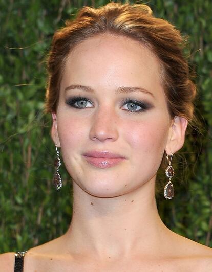 Jennifer Lawrence recogió su Oscar con ojos ahumados.