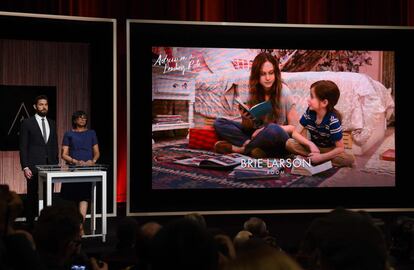 Momento de la gala en el que se anuncian las candidatas al Oscar a la Mejor Película 2016. En la pantalla, un fotograma de 'La habitación'.