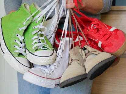 Artículo EL PAÍS Escaparate sobre un kit limpiador de zapatillas que incluye todo lo necesario.
