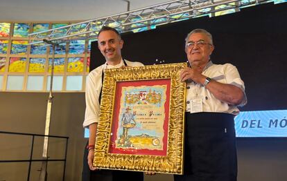 Paco Rodríguez y Rafael Climent, del restaurante Miguel y Juani, de L'Alcúdia, con el título a la mejor paella del mundo del 'Concurs Internacional de Sueca'.