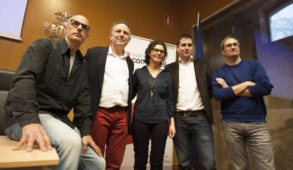 De izquierda a derecha, Julià Àlvaro, Enric Bataller, Isabel Martín, Pedro Sánchez y Jordi Sebastià, candidatos de Compromís, el jueves.
