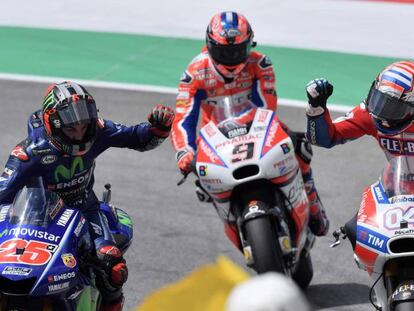 Dovizioso (derecha) celebra con Viñales, segundo, su victoria en Mugello.